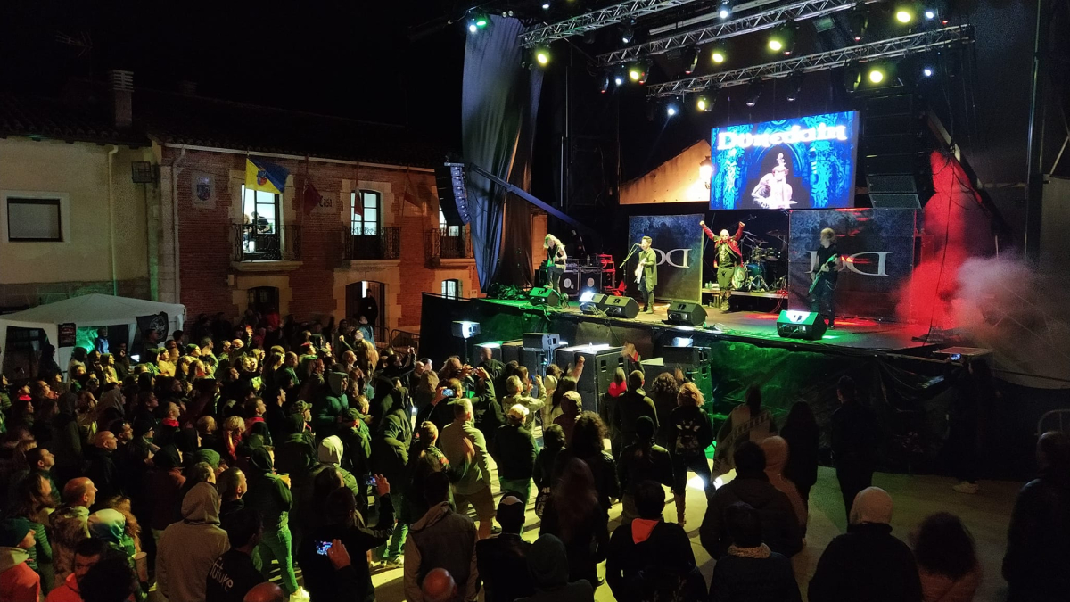 Así estaba la plaza de Castrillo de Murcia durante el concierto de Dünedain.