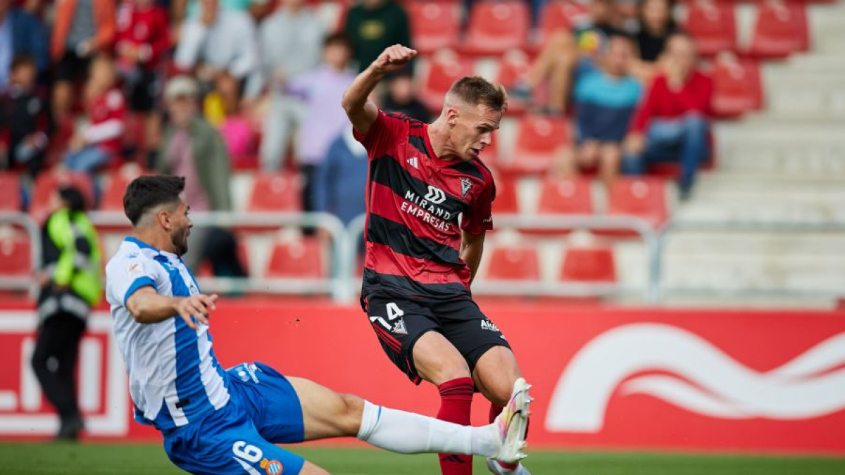 Durdov intenta chutar ante la oposición de un jugador del Espanyol.
