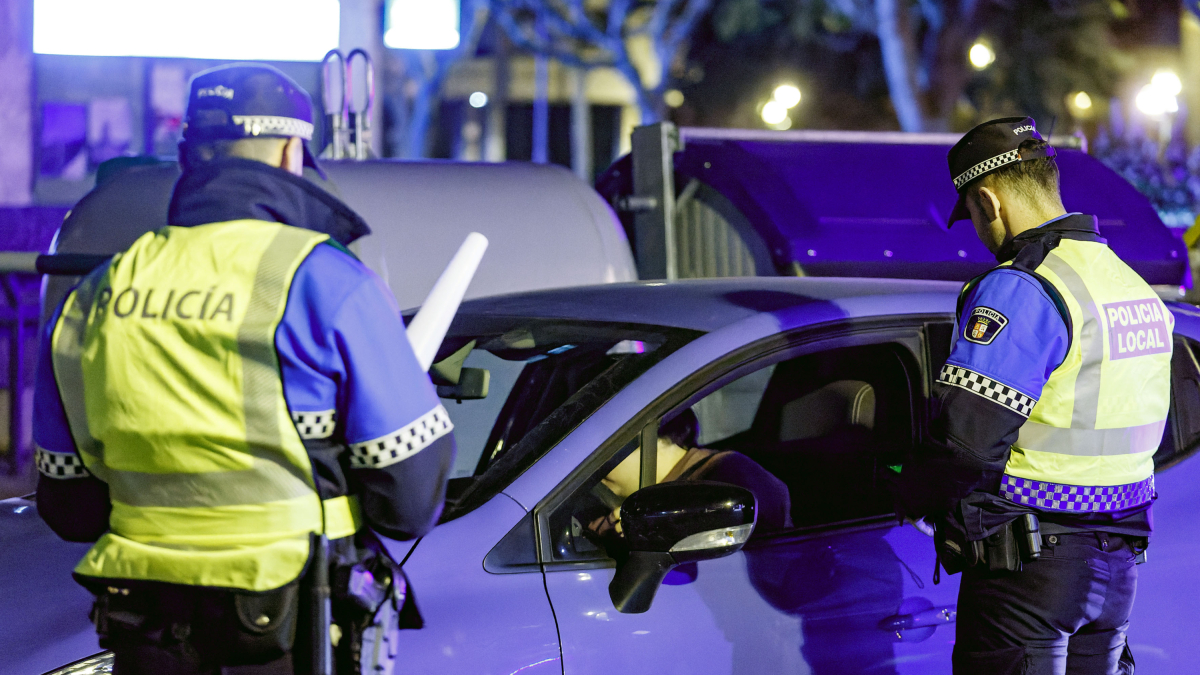 Agentes de la Policía Local en un control en las calles de la ciudad de Burgos.