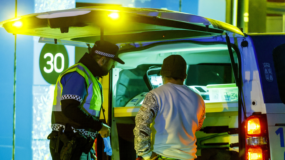 La Policía Local de Burgos durante un control en plena noche.
