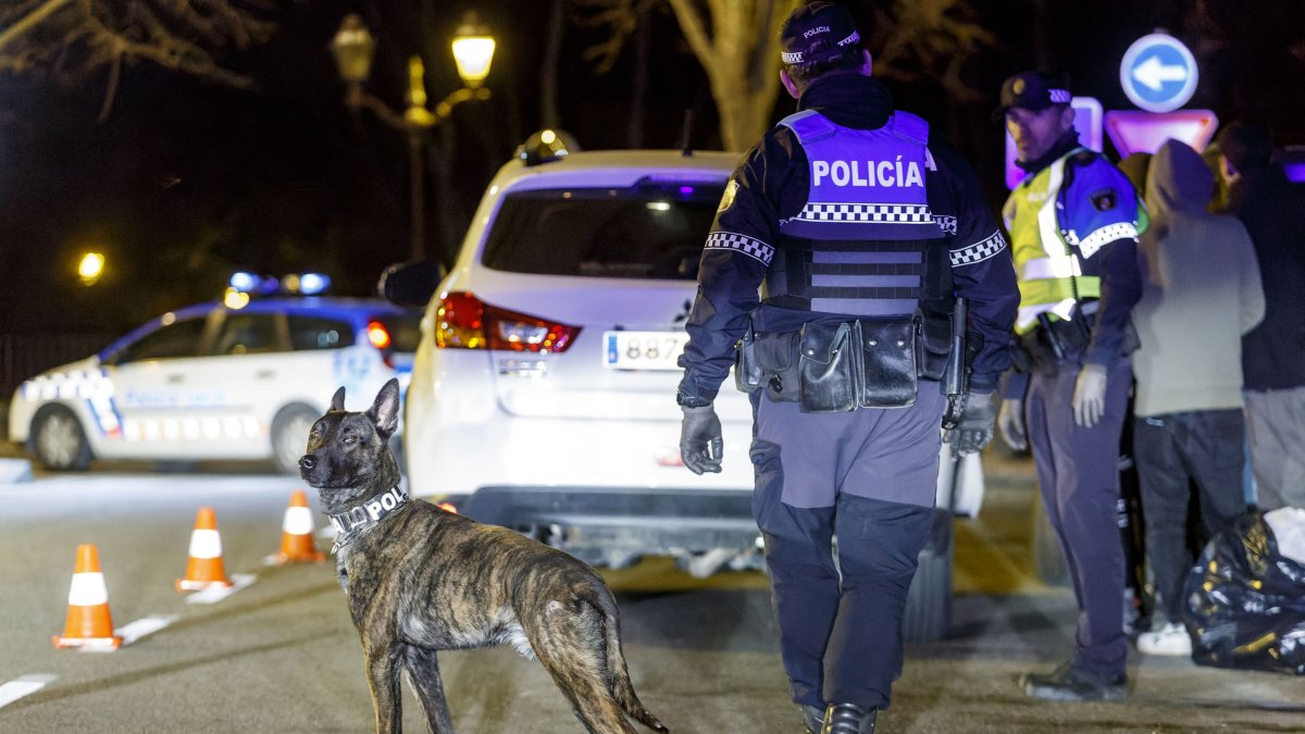 La Policía Local de Burgos, en un control de alcohol y drogas con la Unidad Canina.