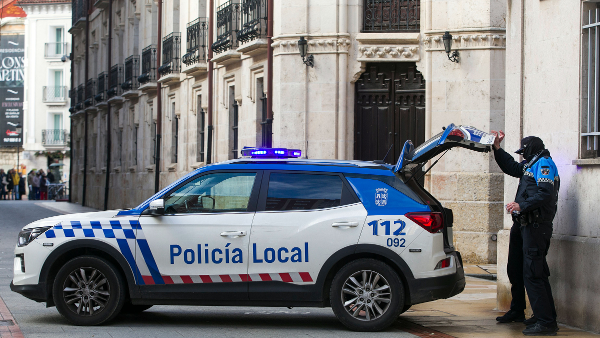 Un coche de la Policía Local en el centro de Burgos
