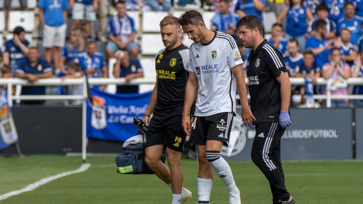 Unai Elgezabal tuvo que ser sustituido en Oviedo debido a un dolor detectado en la región gemelar de su pierna derecha.