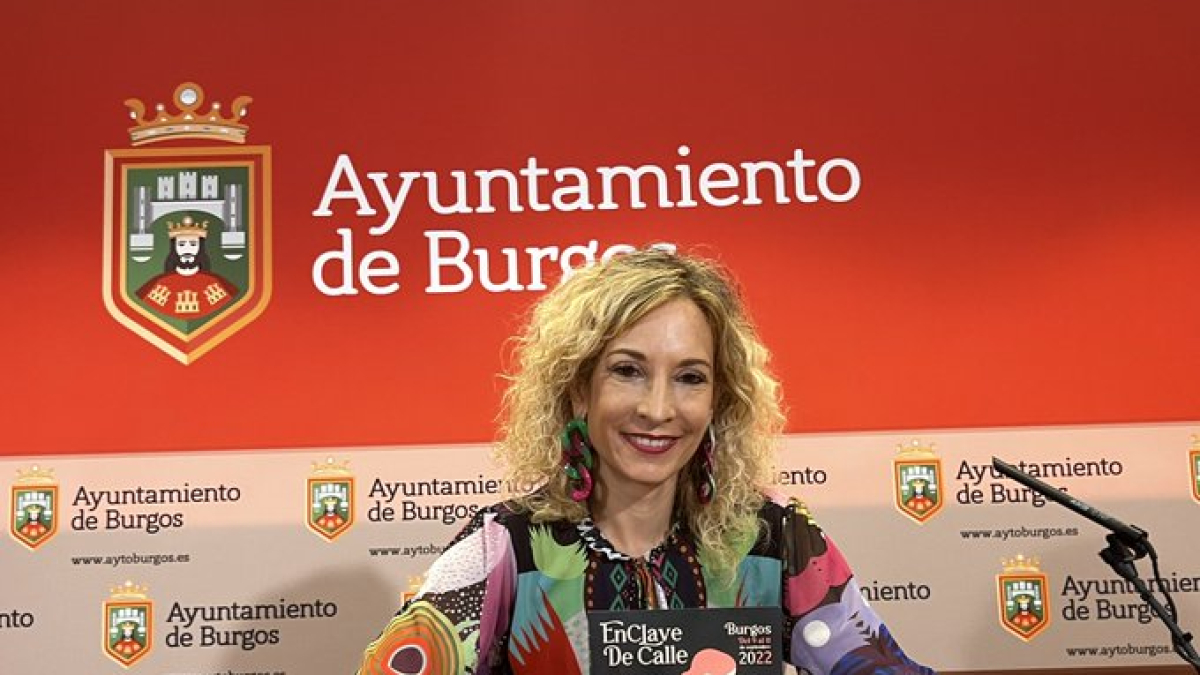 Blanca Carpintero muestra el programa del Enclave del año pasado.