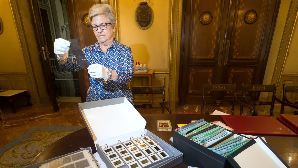 María Covadonga Soto revisa los negativos de su padre, el fotógrafo burgalés Virgilio Soto, tras la entrega de su fondo completo al Archivo Provincial.