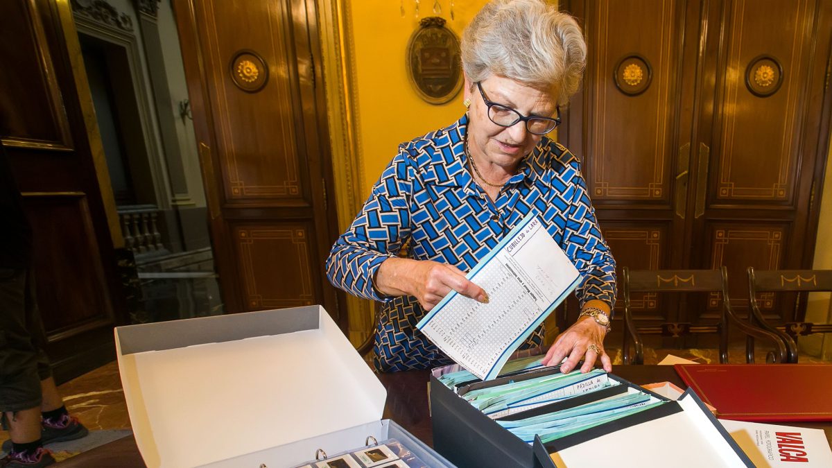 María Covadonga Soto revisa el material fotográfico de su padre, cedido ya al Archivo Provincial.