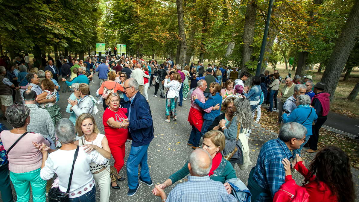 Decenas de personas disfrutan de la primera sesión de Bailes de Tarde.