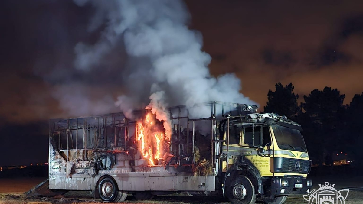 Incendio en un camión cargado de paja en el centro ecuestre Miraflores.