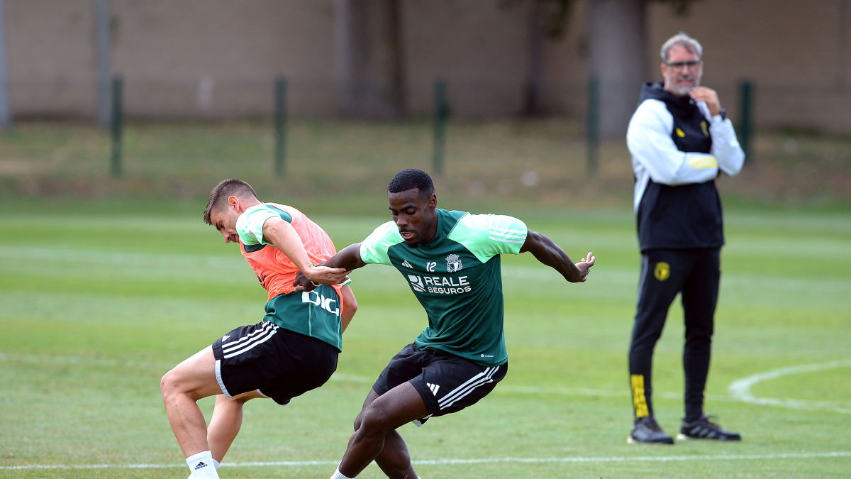 Bolo dirigió el entrenamiento de la plantilla blanquinegra sobre el estadio de la Deportiva.