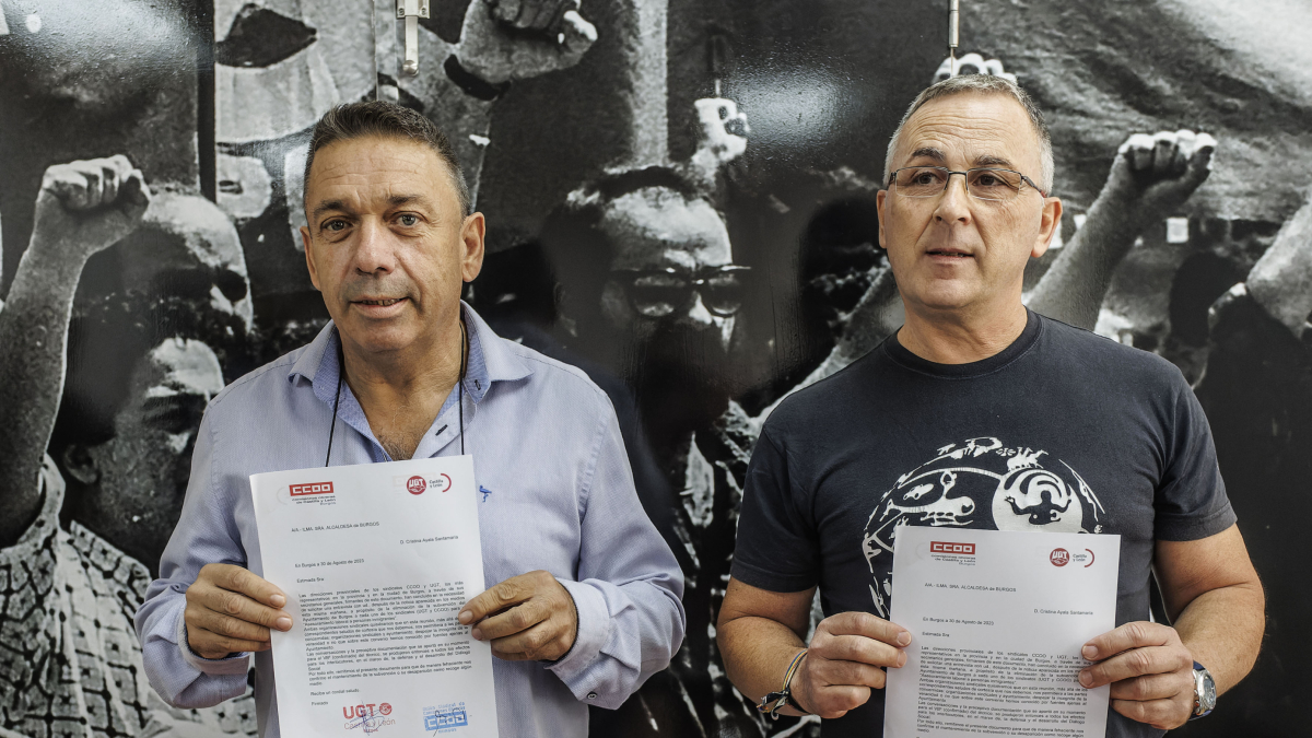 Pablo Dionisio Fraile, de UGT, y Juan Núñez, de CCOO, muestran la carta dirigida a Cristina Ayala que registraban el miércoles.