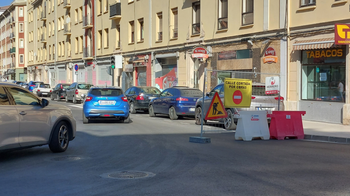 Un cartel avisa en la calle Zatorre de que Santa Clara está cortada y no hay salida.