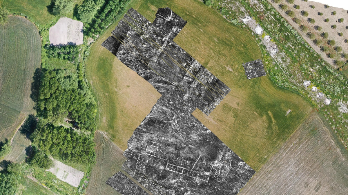 La planta de la iglesia se aprecia en las imágenes obtenidas con Las prospecciones geofísicas de Santa Olalla.