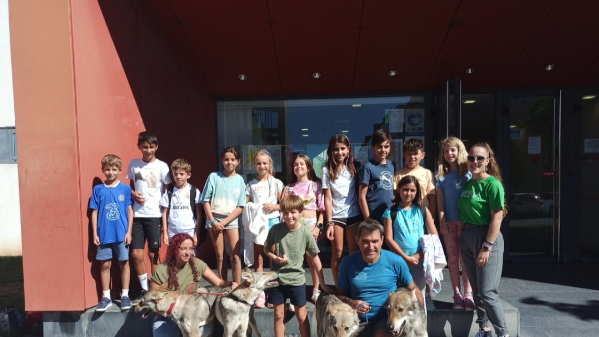 Niños del cívico y miembros de la Residencia Canina Ramos con los lobos.