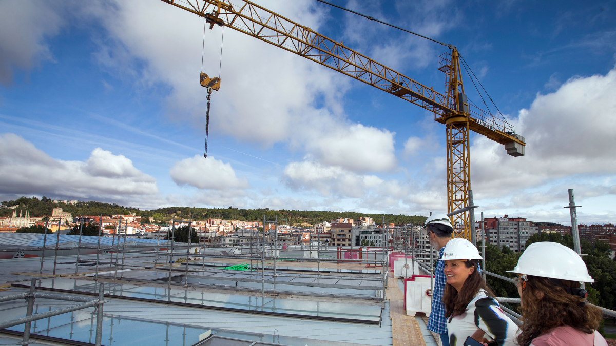 Responsables del Cenieh durante las visita a las obras que incluyen el techo como zona para introducir materiales.