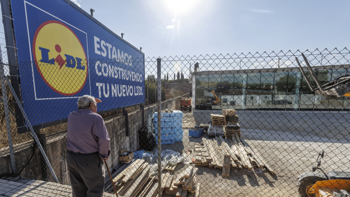 Un hombre observa las obras de construcción del nuevo supermercado Lidl en la parcela de Automoba.