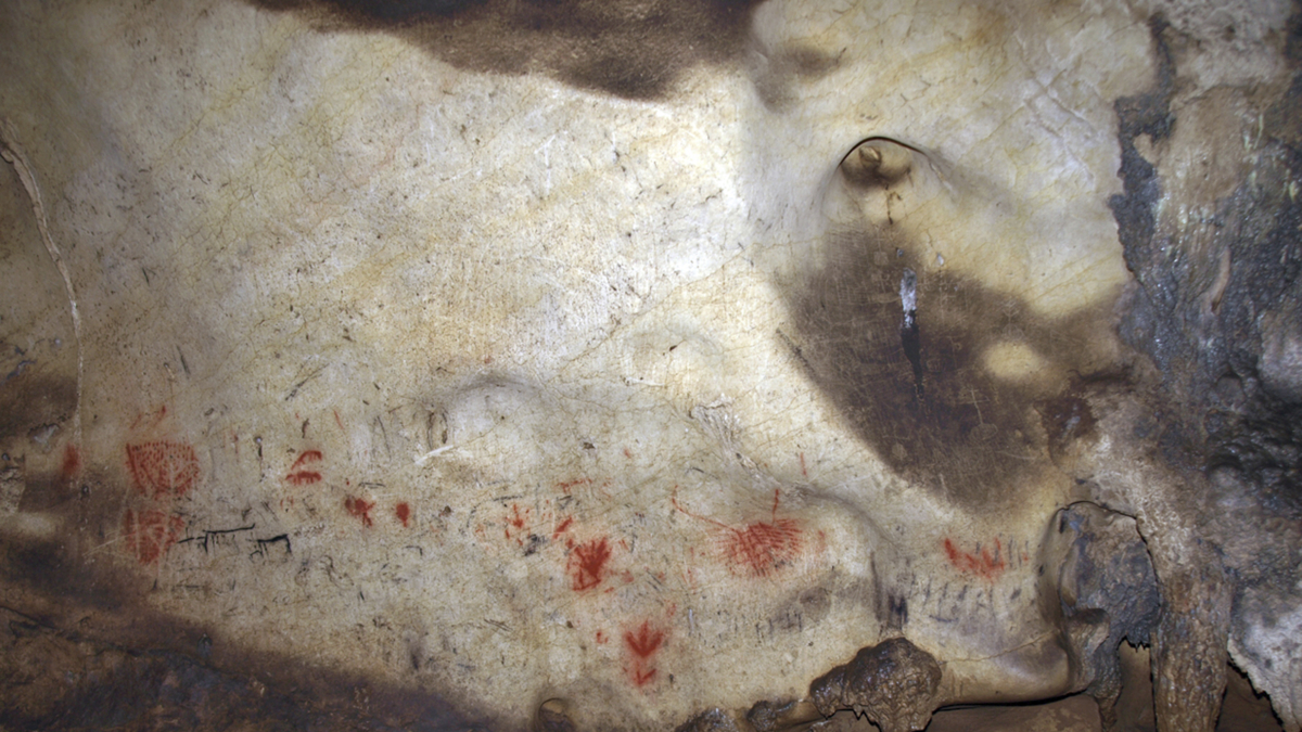 Panel de pintura pospaleolítica en el santuario de Galería del Sílex donde hay 56 paneles con 400 motivos.