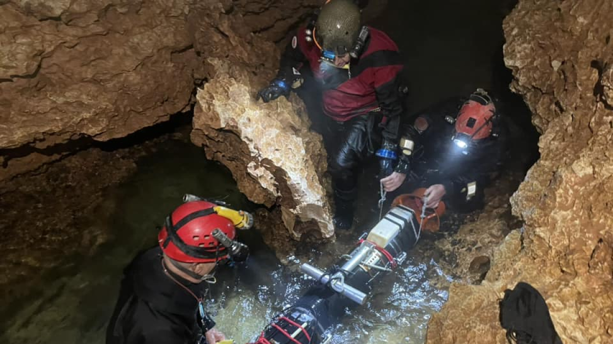 La última expedición en el interior del Pozo Azul culmina con el descubrimiento de 660 nuevos metros.