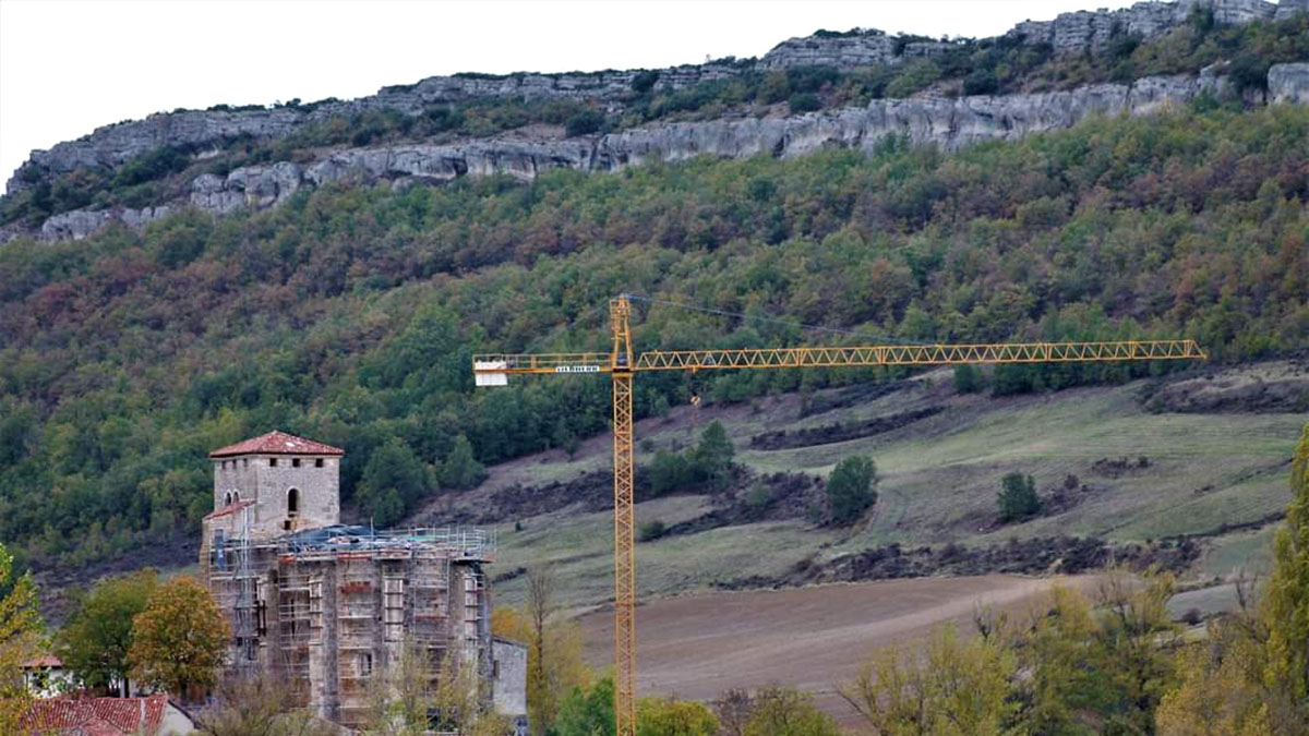 Iglesia de San Lorenzo de Fuenteodra, durante su restauración.