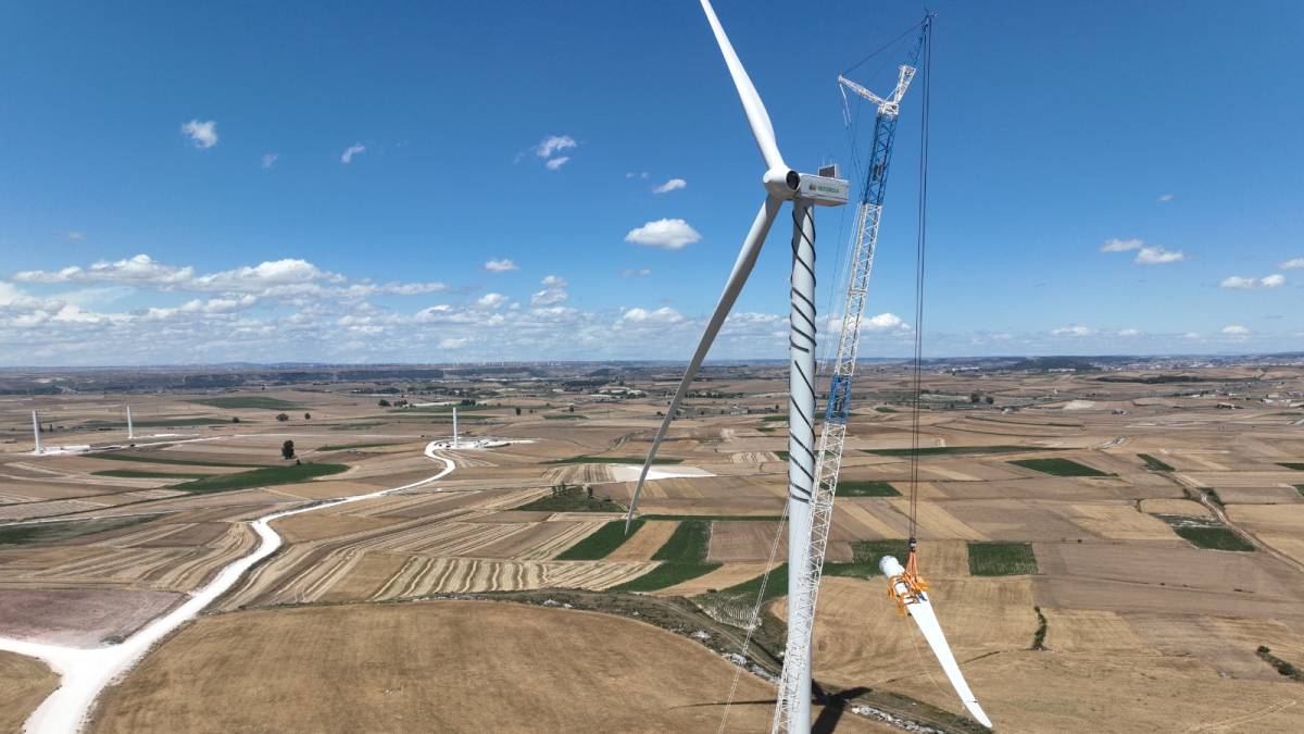 Montaje de palas en el parque eólico Buniel de Iberdrola.