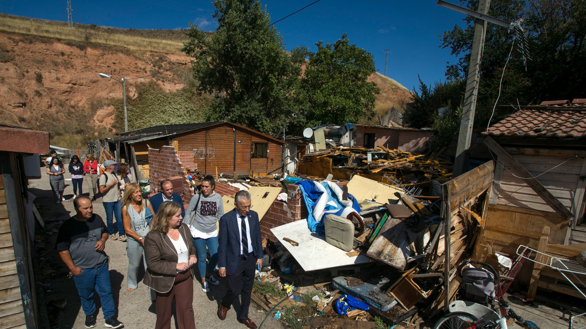 La alcaldesa de Burgos, Cristina Ayala, y el delegado de la Junta de Castilla y León, Roberto Saiz, visitan el poblado chabolista de El Encuentro.