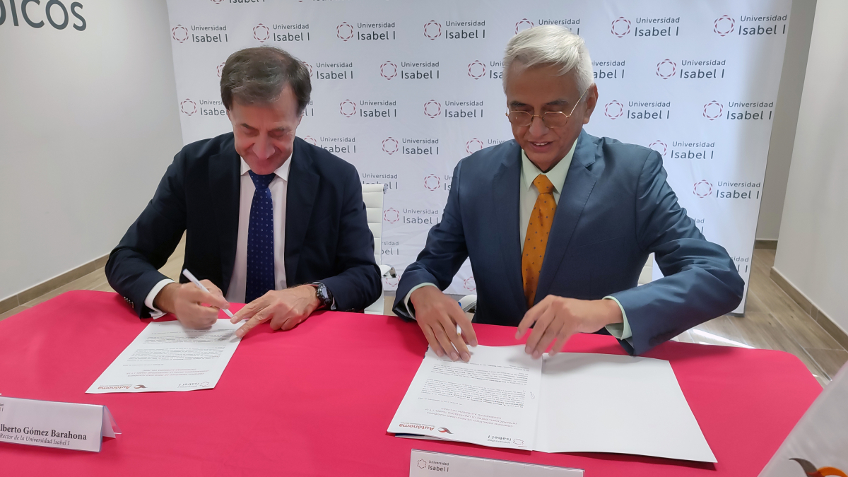 Los rectores de las dos universidades firman el convenio.