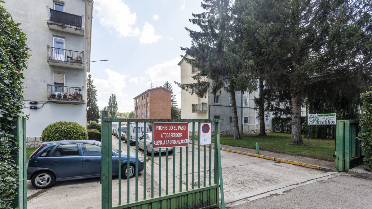 Acceso a la urbanización de Parralillos, levantada a mediados de siglo XX para los trabajadores de la desaparecida Cellophane.