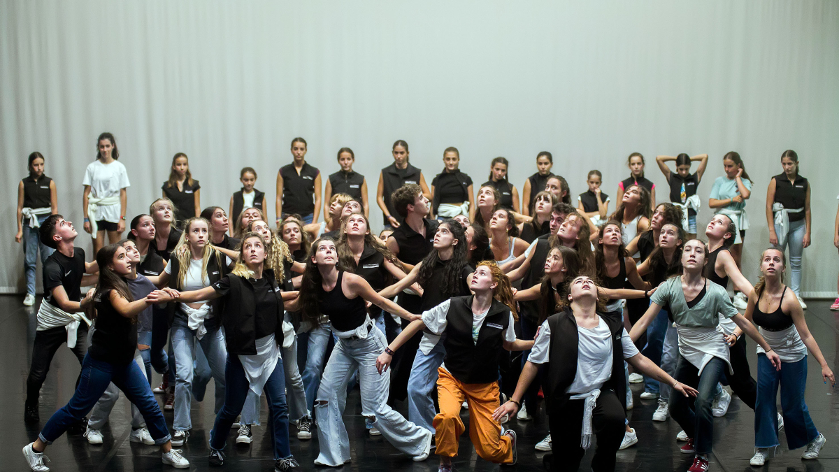 Un instante del ensayo de la coreografía que protagonizará esta tarde el alumnado del centro en el casco histórico de Burgos.