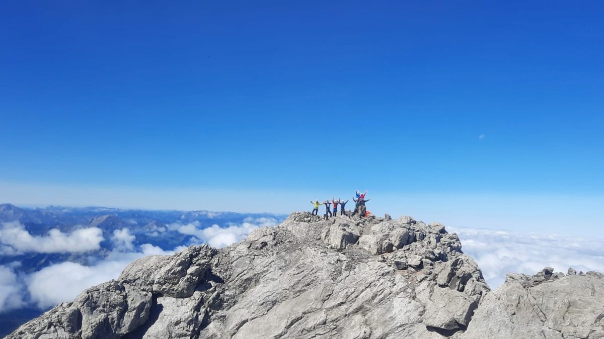 Alcanzar la cima es la mejor recompensa tras el esfuerzo en la montaña.