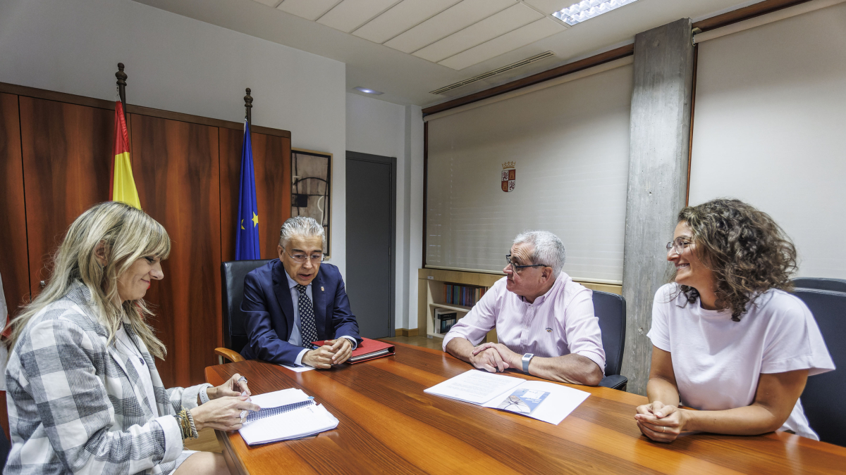 Reunión del delegado de la Junta con representantes de Afaem.