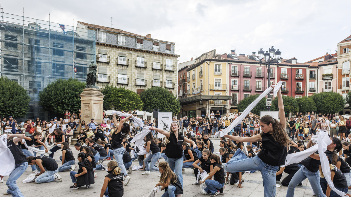 Momento de la actuación de las alumnas de la Escuela Profesional de Danza en la Plaza Mayor.