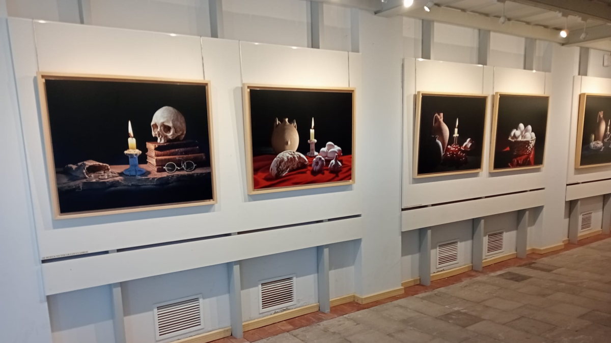 Bodegones del fotógrafo burgalés Sacris en el Museo de Arte Contemporáneo de Sasamón.