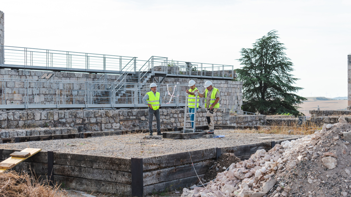 Un momento de la visita a las obras del Castillo de Burgos el pasado septiembre.
