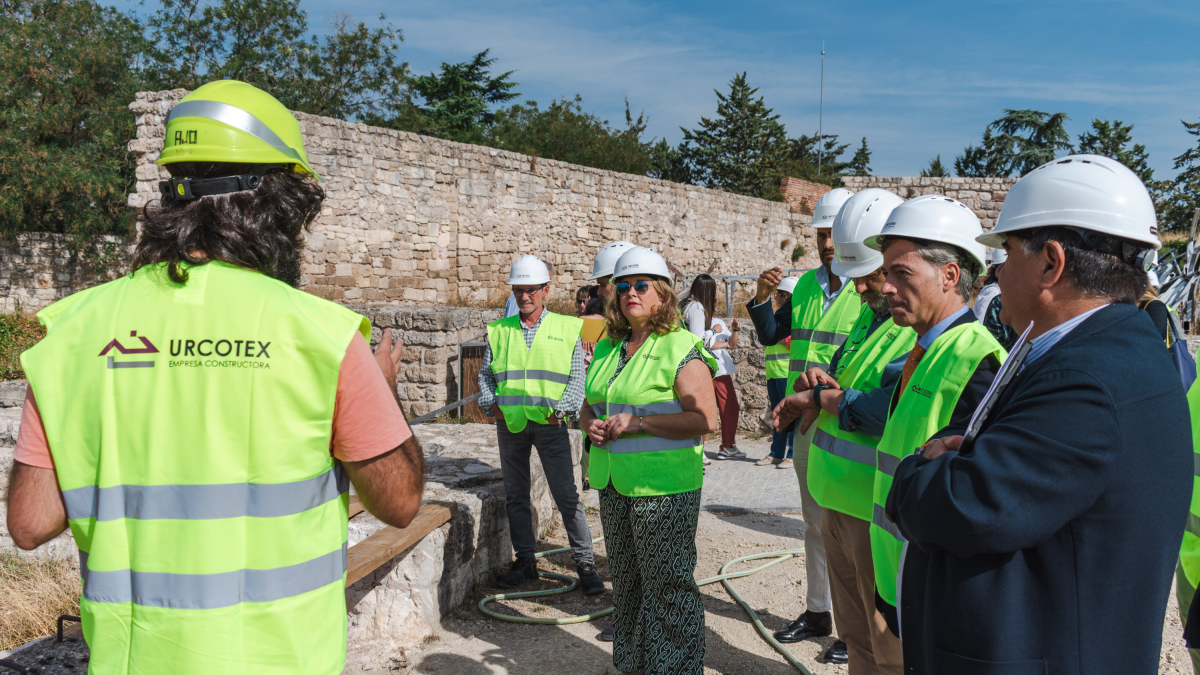 Un momento de la visita del equipo de Gobierno de Cristina Ayala a las obras del Castillo de Burgos.