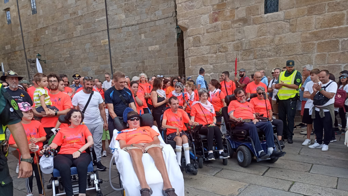 La Asociación CompostELA culmina su tercer Camino de Santiago en la plaza del Obradoiro.