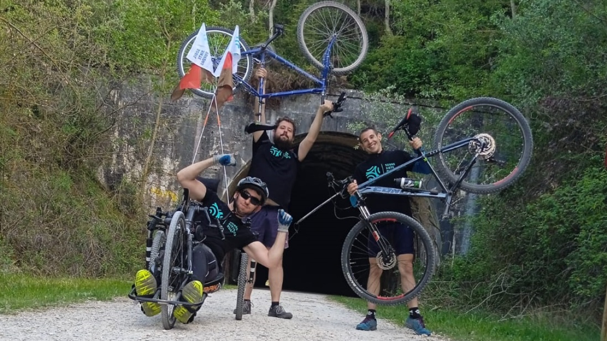 Álvar Alonso, Javier Martínez y Jon Amas, impulsores del proyecto 'Sobre Siete Ruedas'