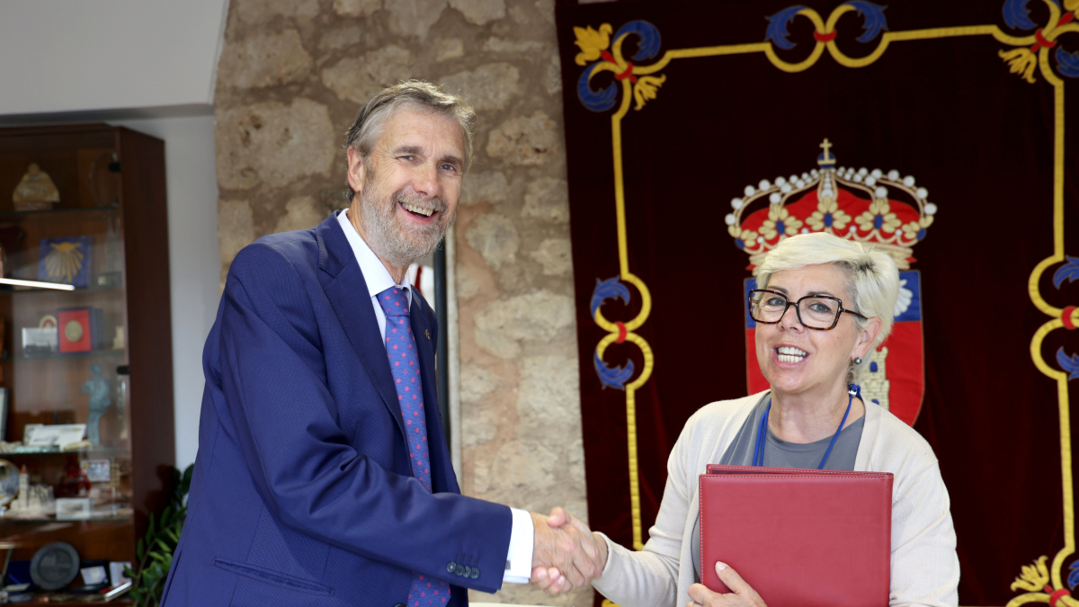 Manuel Pérez Mateos y María José Delgado sellan el acuerdo.