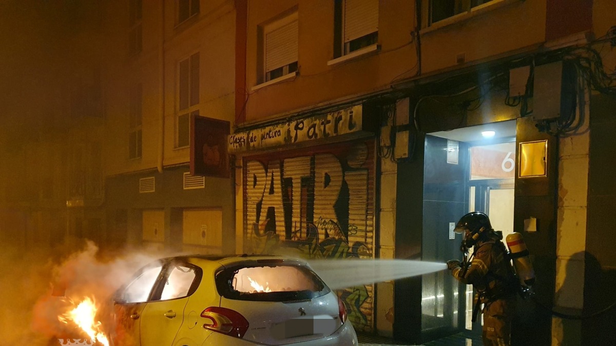 Intervención de los Bomberos de Burgos en el incendio de un vehículo en la calle Emperador.