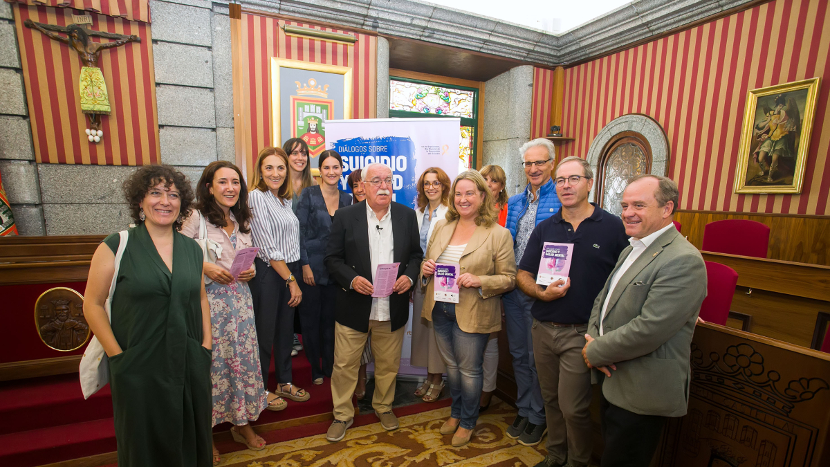 Integrantes de Apresuic, junto a representantes municipales.