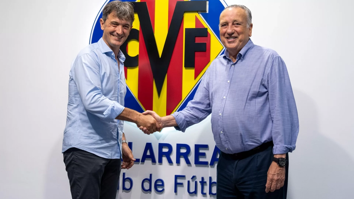 Pacheta y el presidente del Villarreal, Fernando Roig, tras sellar el acuerdo.