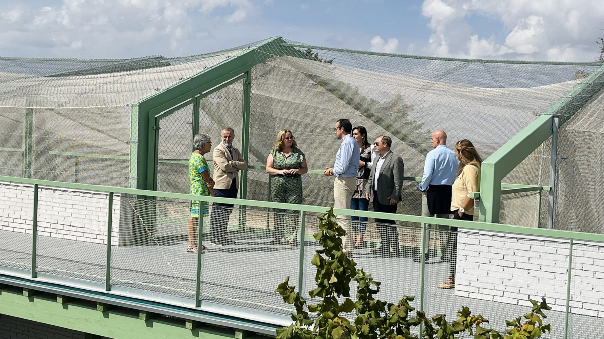 Los responsables municipales de PP y Vox, durante una visita el pasado verano al Centro de Biodiversidad de Burgos, que destaca por el nuevo aviario.