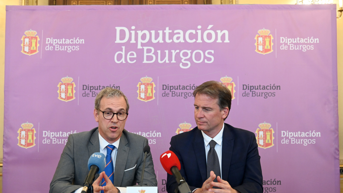 El consejero de Industria, Mariano Veganzones, junto al presidente de la Diputación, Borja Suárez, en la presentación de ayudas.