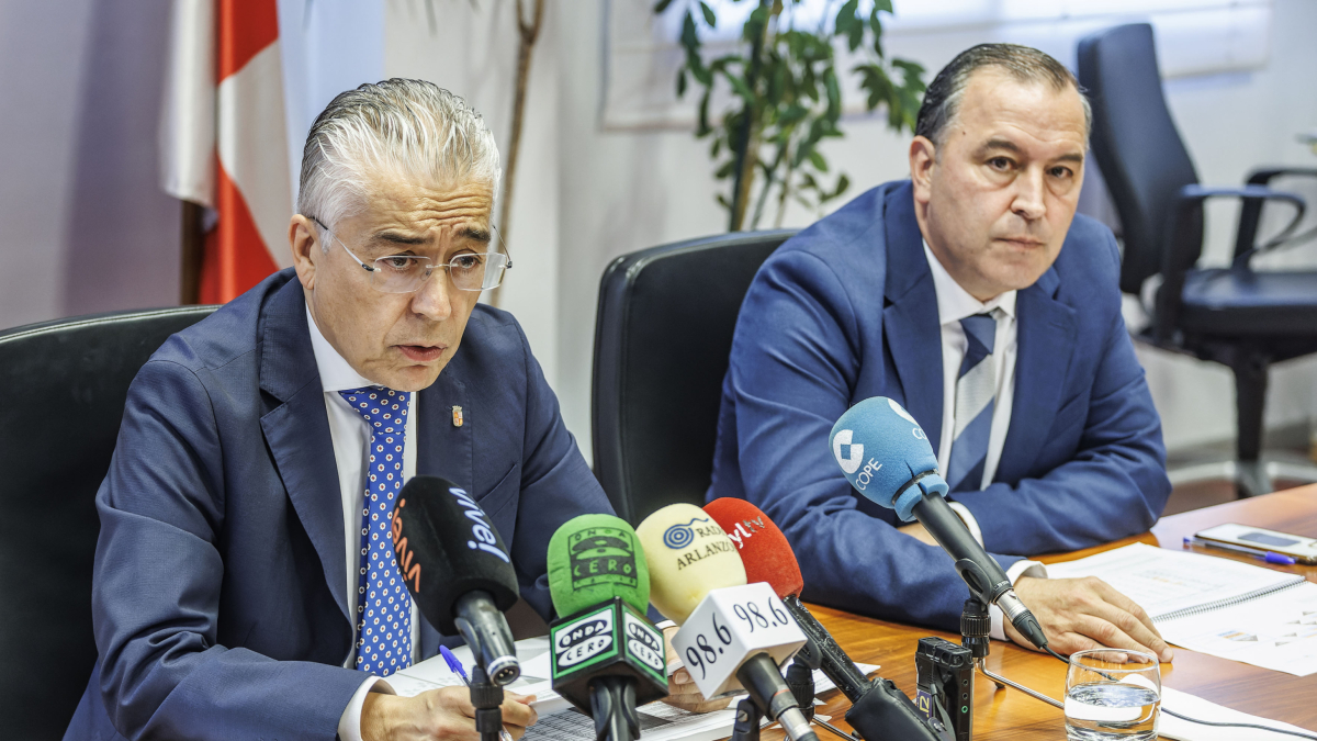 El delegado de la Junta en Burgos, Roberto Saiz, y el director provincial de Educación, José Antonio Antón, durante la presentación del nuevo curso.