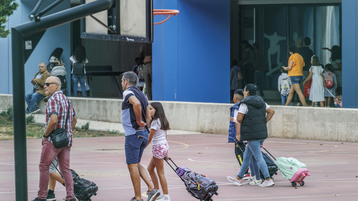 Imagen de alumnos asistiendo a las aulas el primer día de curso.