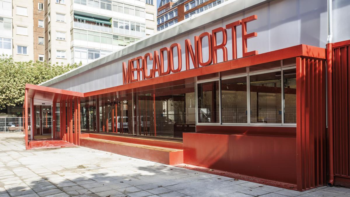 Fachada que da acceso al Mercado Norte provisional.