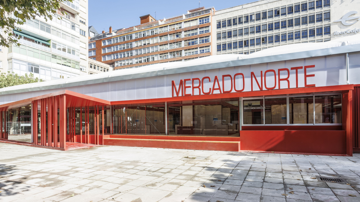 Fachada que da acceso al Mercado Norte provisional.