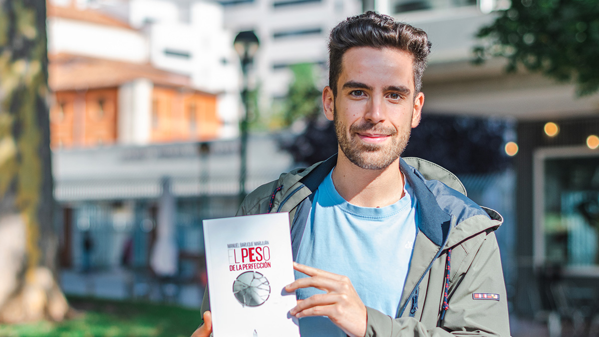 El autor burgalés Manuel Baruque, con un ejemplar de ‘El peso de la perfección’.