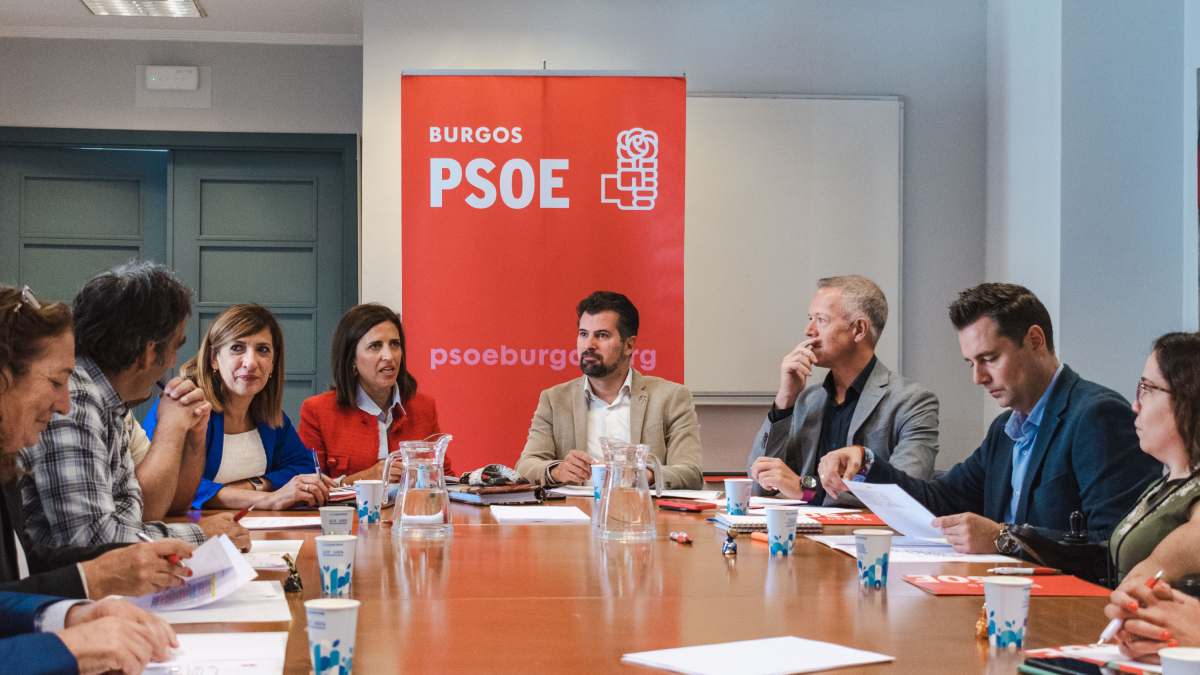 El secretario regional del PSOE, Luis Tudanca, y la
secretaria general del PSOE de Burgos, Esther Peña, han presidido la Interparlamentaria socialista celebrada esta mañana en el Teatro Principal.
