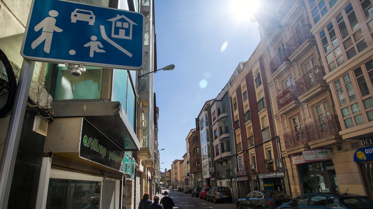 Varios peatones caminan por las aceras de la calle Santa Clara, que se caracterizan por su estrechez.