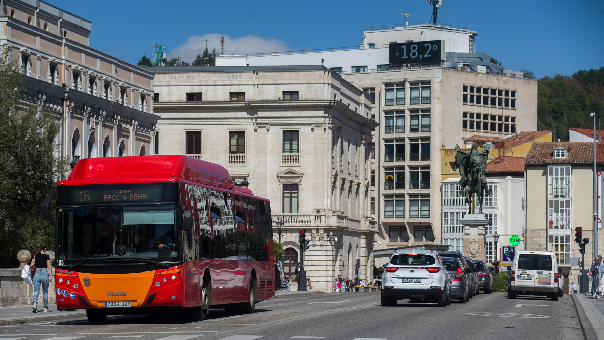 Un autobús municipal enfila el puente de San Pablo tras cruzar la plaza del Cid.