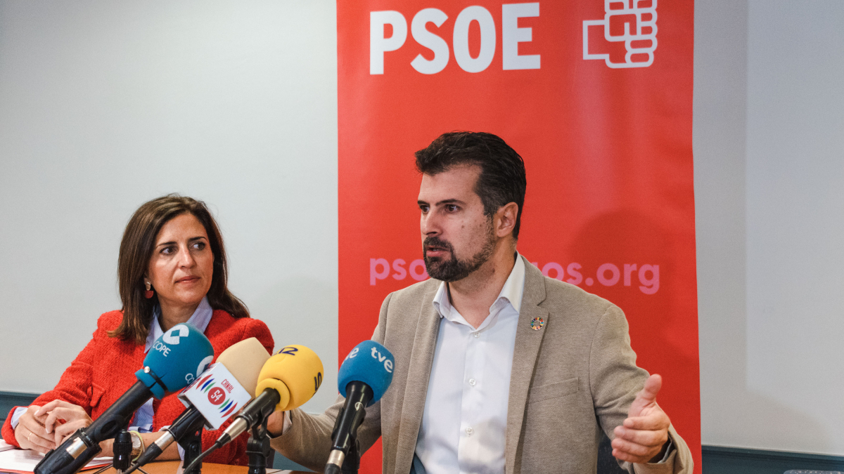 La secretaria provincial del PSOE, Esther Peña, junto al líder socialista en Castilla y León, Luis Tudanca